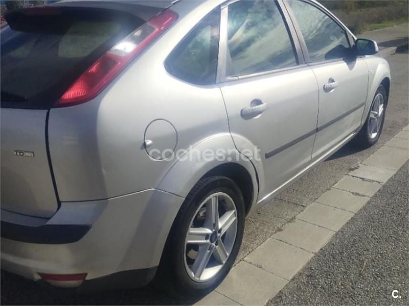 Usado Ford Focus Trend 90 CV (66 kW) 2007 Gris / plata Berlina