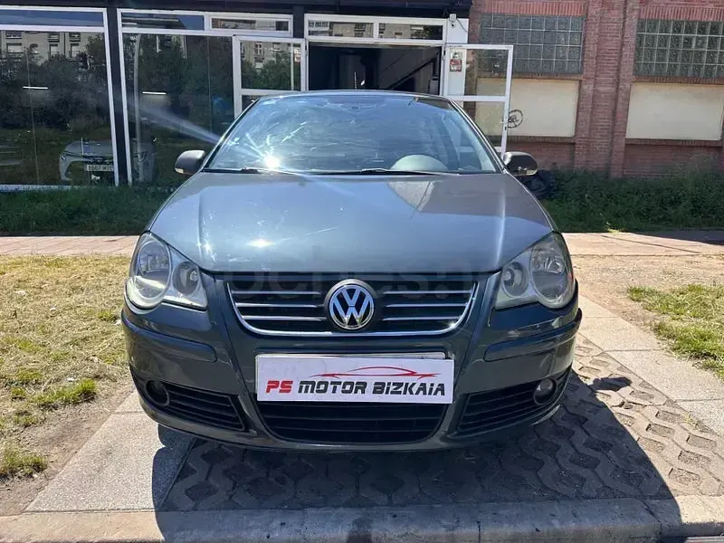 Usado VW Polo Sportline 100 CV (73 kW) 2006 Gris / plata Utilitario