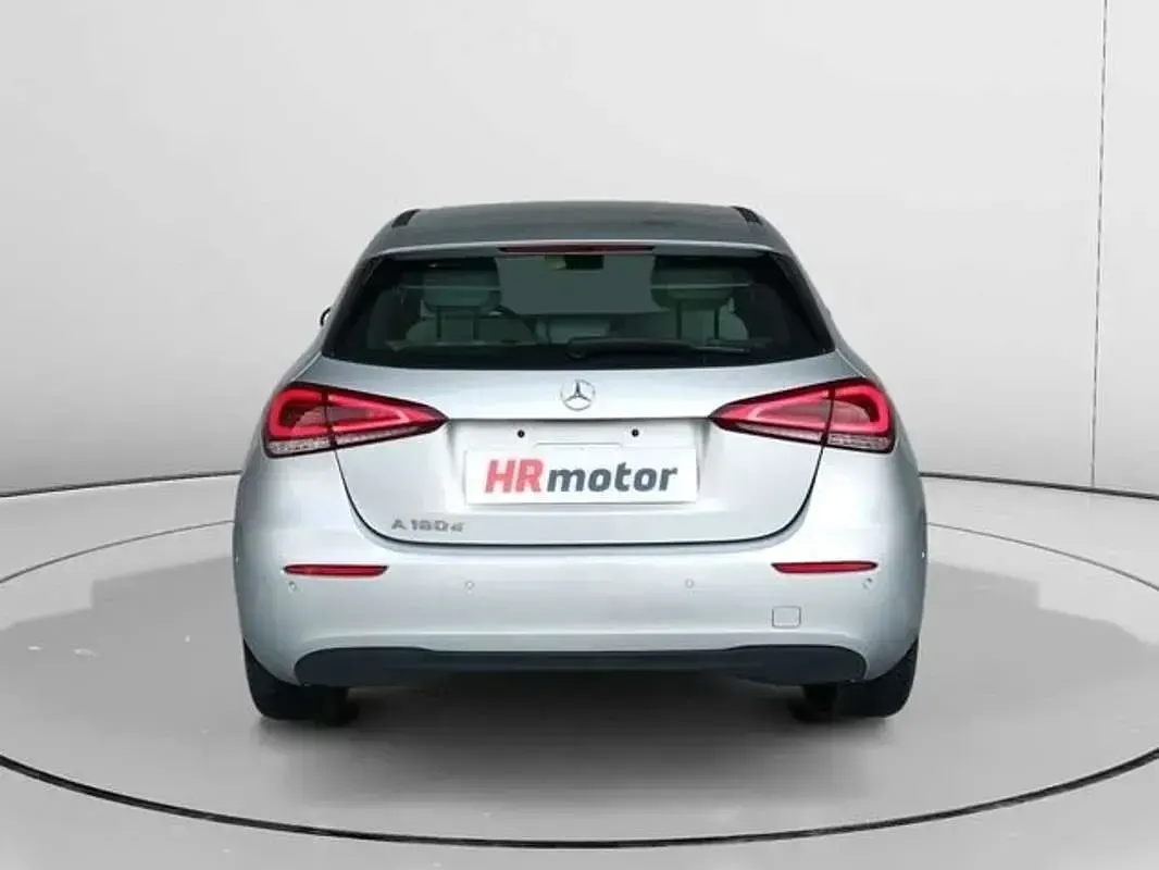 Usado Mercedes A180 116 CV (85 kW) 2021 Gris Utilitario