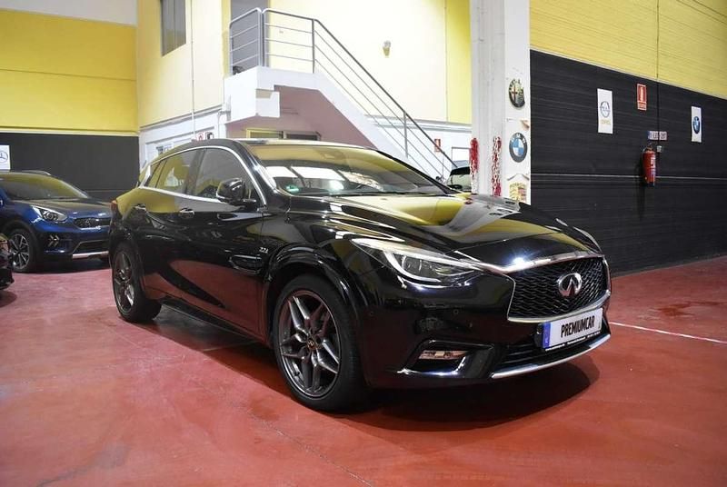 Usado Infiniti Q30 Sport Tech 170 CV (125 kW) 2016 Negro Utilitario