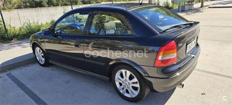 Usado Opel Astra Sport 147 CV (108 kW) 2001 Negro Berlina