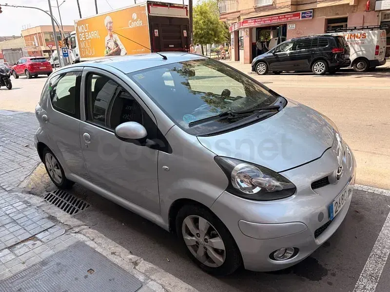 Usado Toyota Aygo Connect Style 68 CV (50 kW) 2011 Gris / plata Utilitario