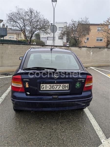 Usado Opel Astra 100 CV (73 kW) 1998 Azul Berlina