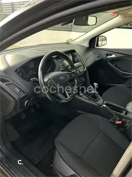Usado Ford Focus Trend 125 CV (91 kW) 2015 Gris / plata Berlina