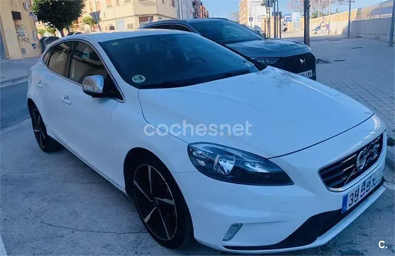Usado Volvo V40 R-Design Momentum 150 CV (110 kW) 2014 Blanco Berlina