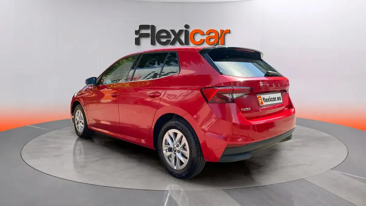 Usado Skoda Fabia Selection 95 CV (69 kW) 2025 Rojo Utilitario