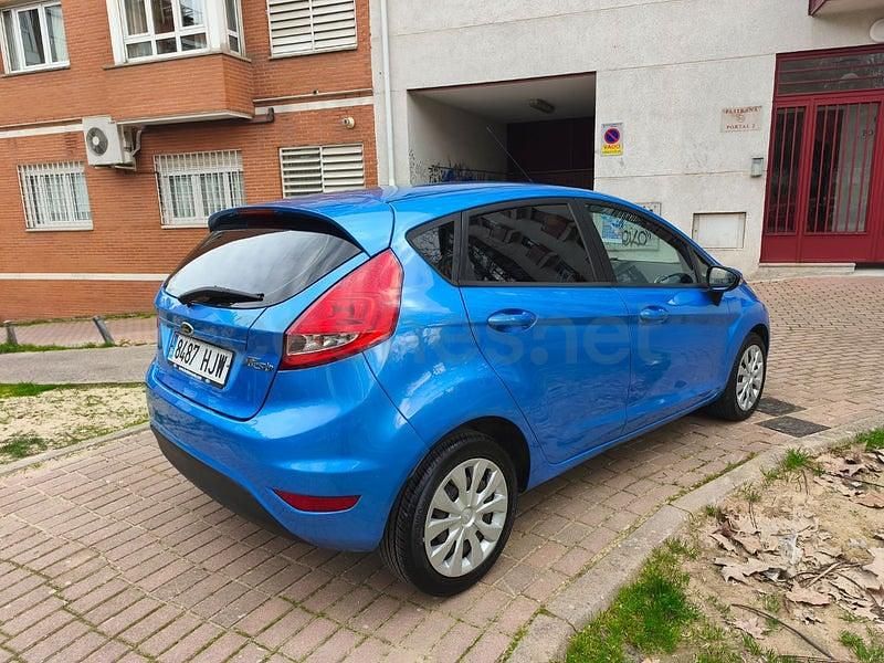 Usado Ford Fiesta Trend 70 CV (51 kW) 2012 Azul Utilitario