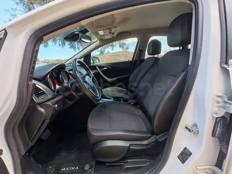 Usado Hyundai i20 84 CV (61 kW) 2016 Blanco Berlina