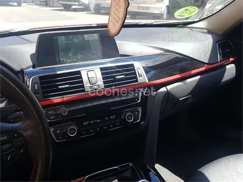 Usado BMW 318 143 CV (105 kW) 2016 Rojo Familiar