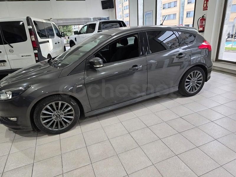 Usado Ford Focus ST-Line 125 CV (91 kW) 2018 Gris / plata Berlina
