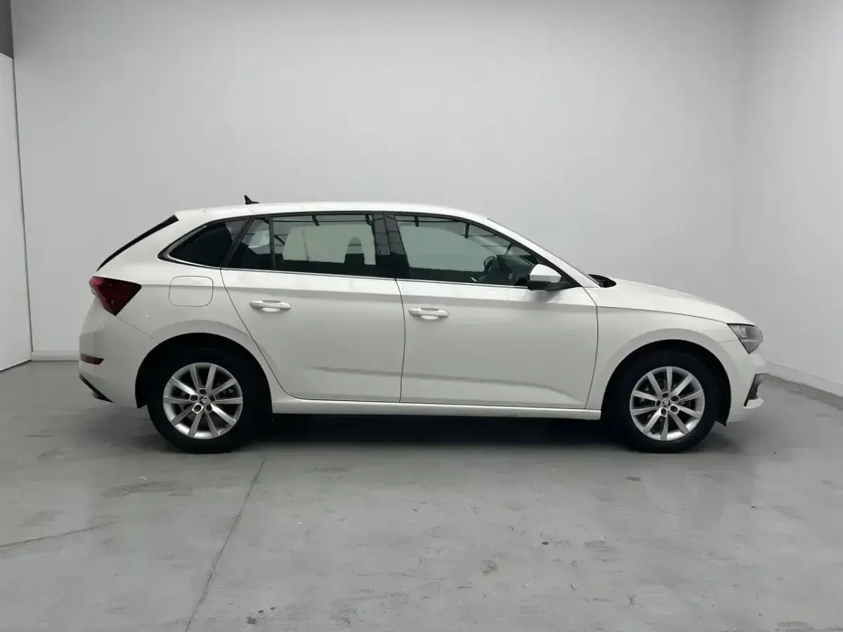 Usado Skoda Scala Ambition 115 CV (84 kW) 2020 Blanco Utilitario