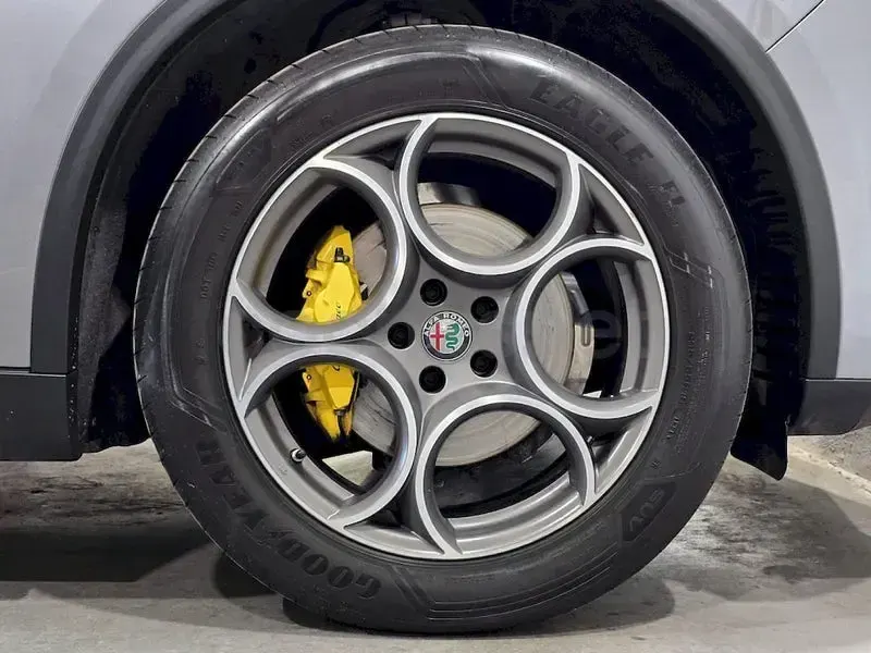 Usado Alfa Romeo Stelvio Sprint 190 CV (139 kW) 2021 Gris / plata SUV