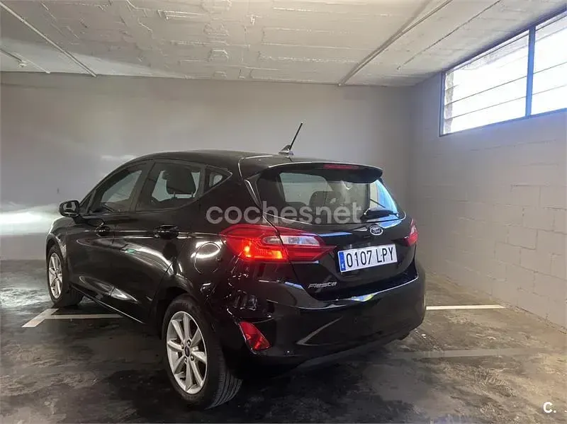 Usado Ford Fiesta Trend 75 CV (55 kW) 2021 Negro Utilitario