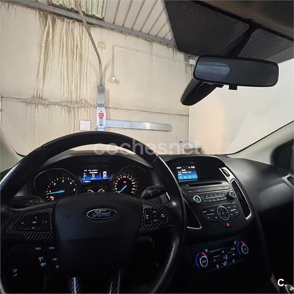 Usado Ford Focus Titanium 120 CV (88 kW) 2018 Gris / plata Berlina