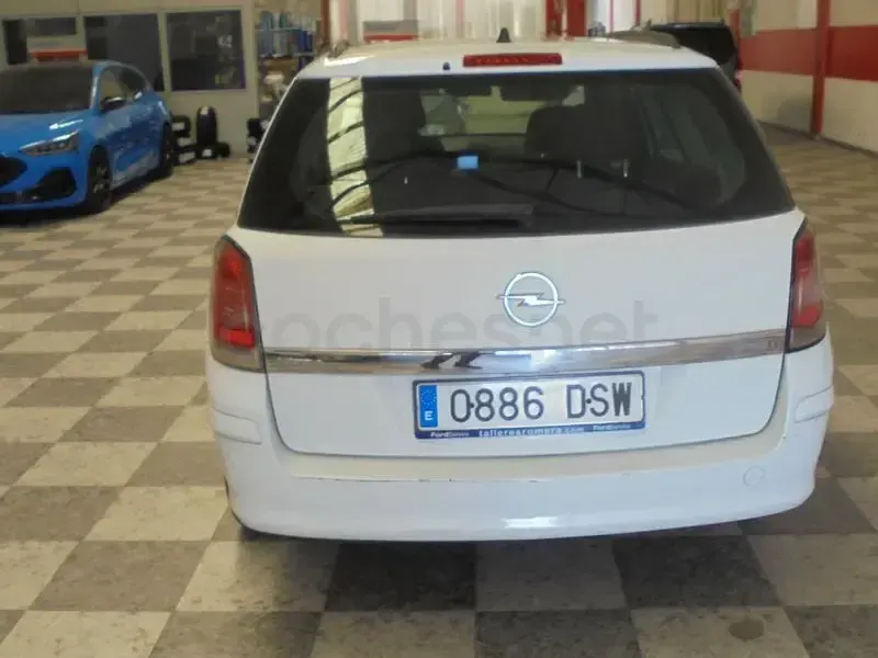Usado Opel Astra Enjoy 100 CV (73 kW) 2005 Blanco Familiar