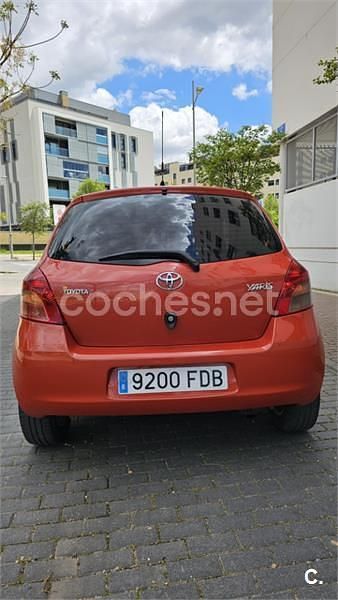 Usado Toyota Yaris Luna 75 CV (55 kW) 2006 Naranja Berlina