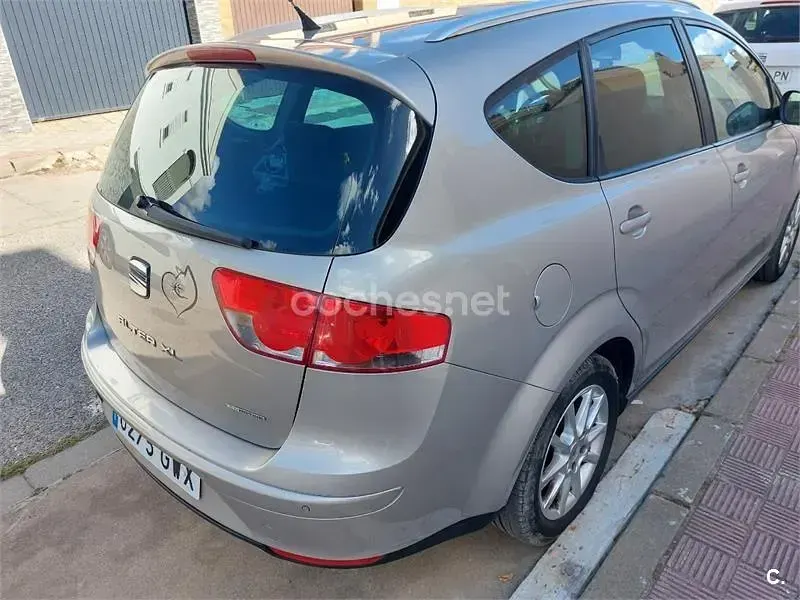 Usado Seat Altea XL Ecomotive 105 CV (77 kW) 2010 Beige Monovolumen