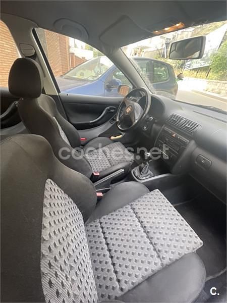 Usado Seat Leon Sport 105 HP (77 kW) 2002 Cinzento Citadino