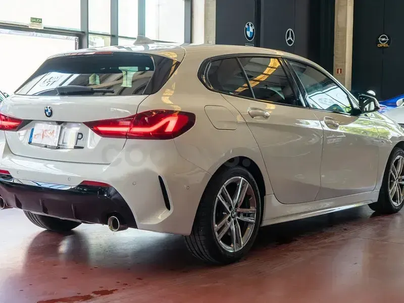 Usado BMW 118 Sport Line 150 CV (110 kW) 2022 Blanco Berlina
