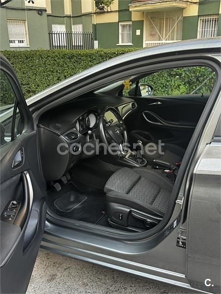 Usado Opel Astra Selective 105 CV (77 kW) 2018 Gris / plata Berlina