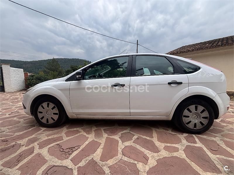 Usado Ford Focus Trend 90 CV (66 kW) 2008 Blanco Berlina