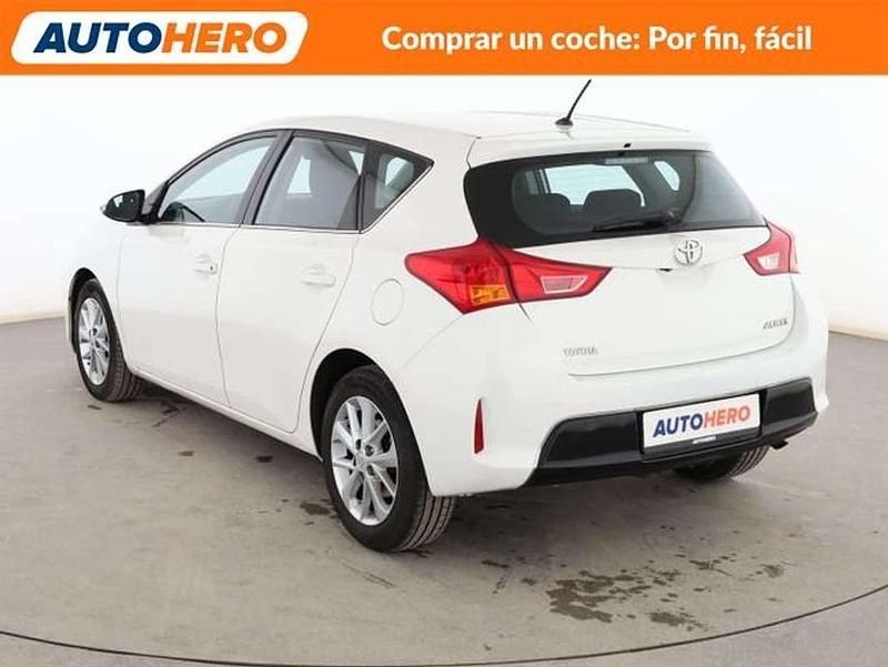 Usado Toyota Auris 90 CV (66 kW) 2014 Blanco Berlina