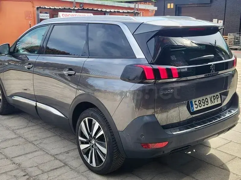 Usado Peugeot 5008 Allure 130 CV (95 kW) 2018 Gris / plata SUV