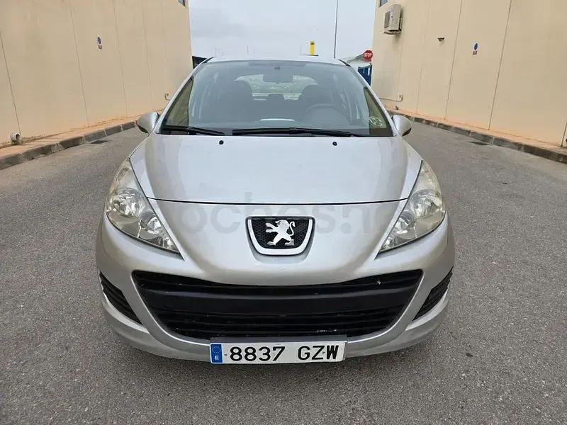 Usado Peugeot 207 Active 70 CV (51 kW) 2010 Gris / plata Berlina