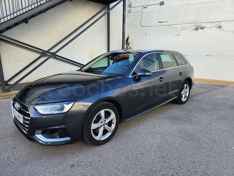 Usado Audi A4 Advanced Plus 136 CV (100 kW) 2019 Gris / plata Familiar