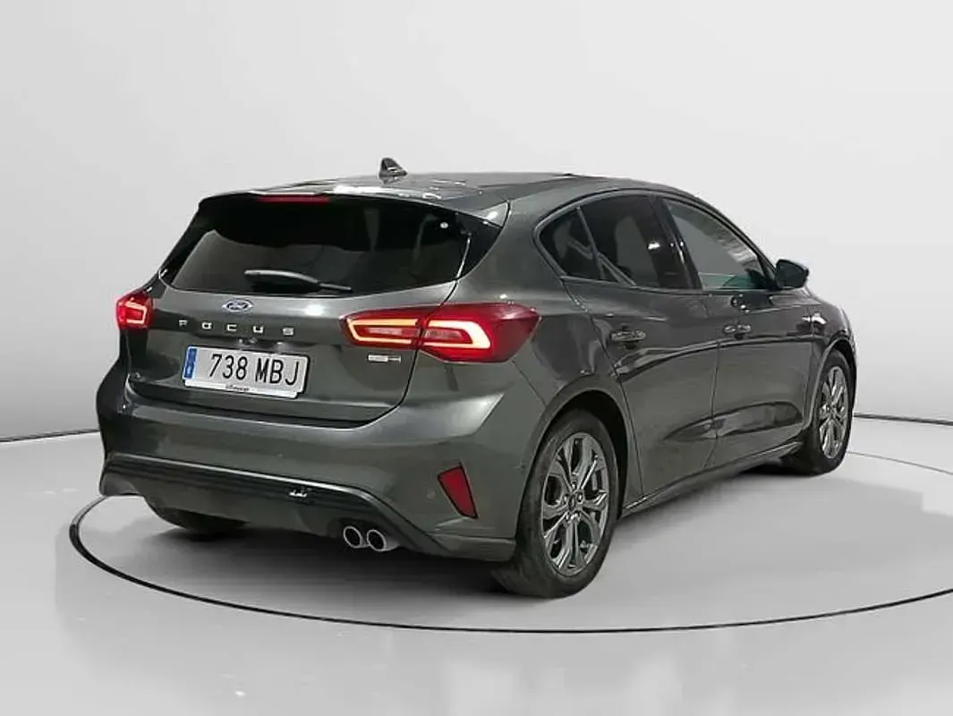 Usado Ford Focus ST-Line 125 CV (91 kW) 2022 Gris Utilitario