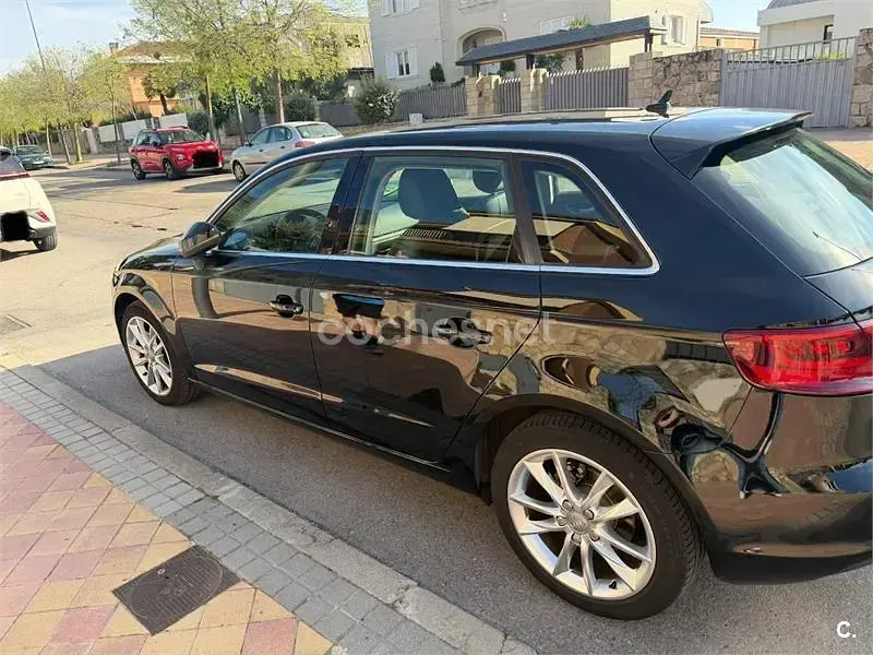 Usado Audi A3 Attraction 110 CV (80 kW) 2015 Negro Berlina