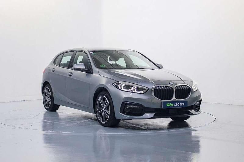 Usado BMW 118 Sport Line 136 CV (100 kW) 2023 Plateado Utilitario