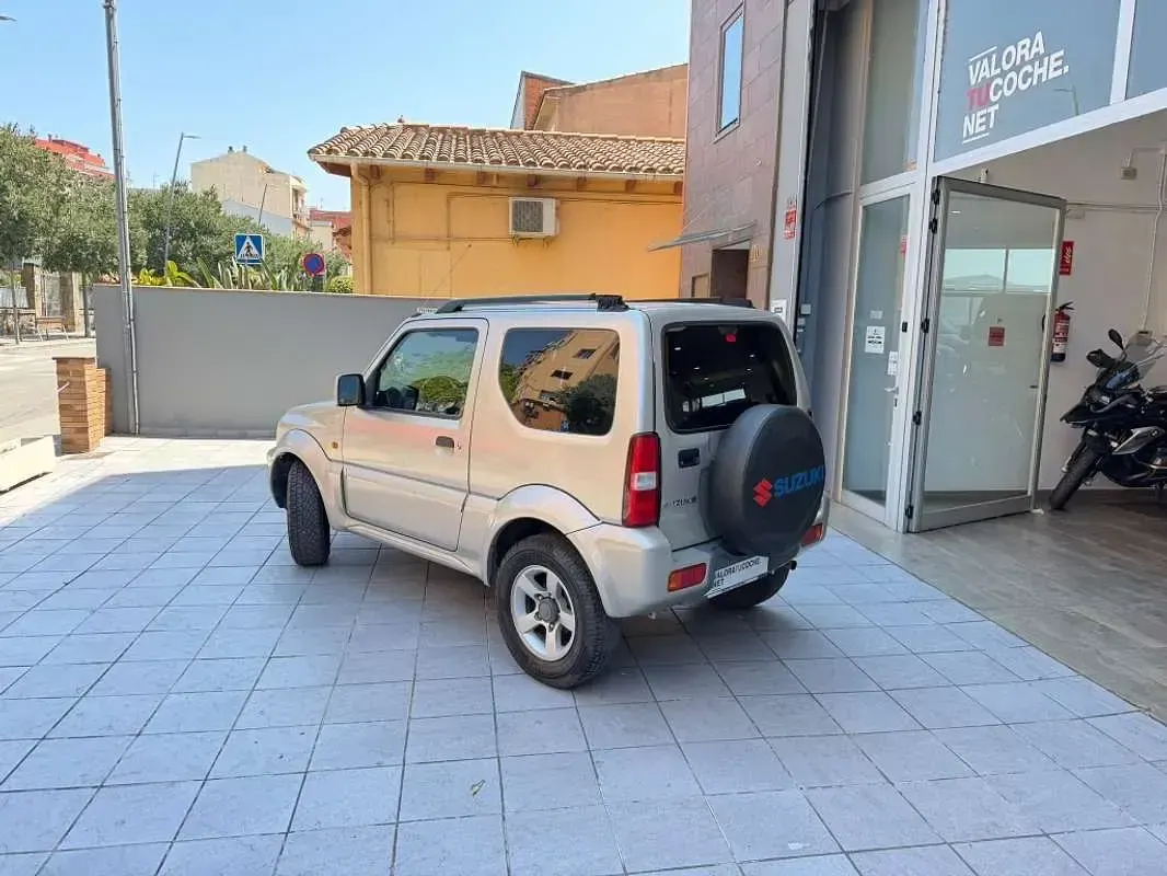 Usado Suzuki Jimny 82 CV (60 kW) 2006 Gris SUV