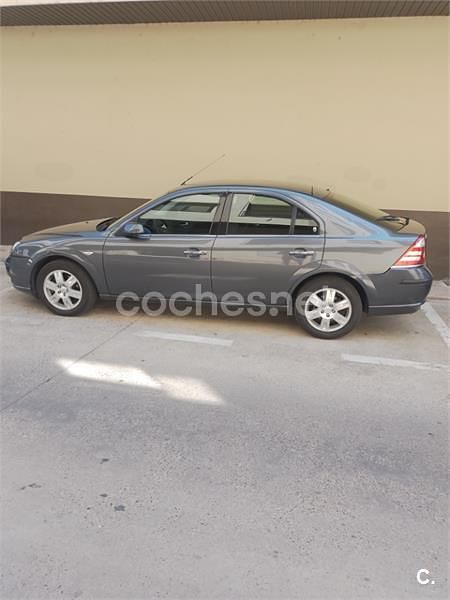 Usado Ford Mondeo Trend 155 CV (114 kW) 2006 Gris / plata Berlina