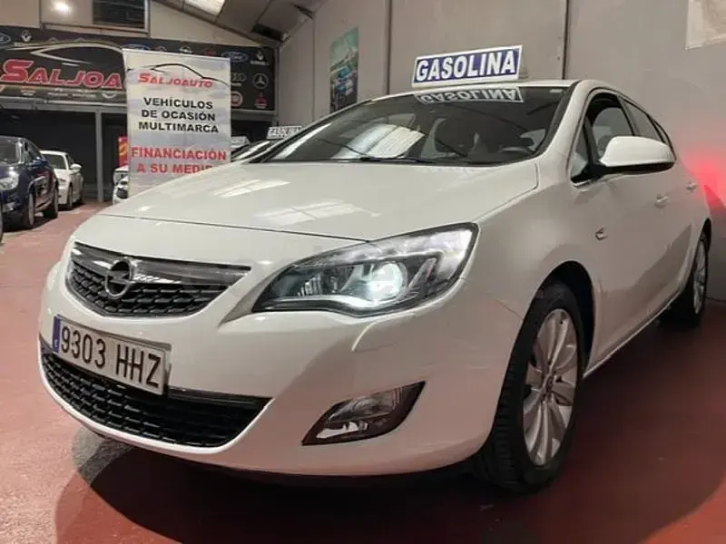 Usado Opel Astra Excellence 140 CV (102 kW) 2012 Blanco Berlina