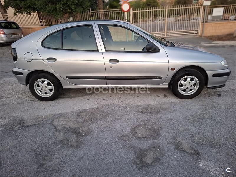 Usado Renault Mégane 90 CV (66 kW) 1997 Gris / plata Berlina