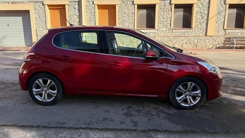Usado Peugeot 208 Active 92 CV (67 kW) 2014 Rojo Utilitario