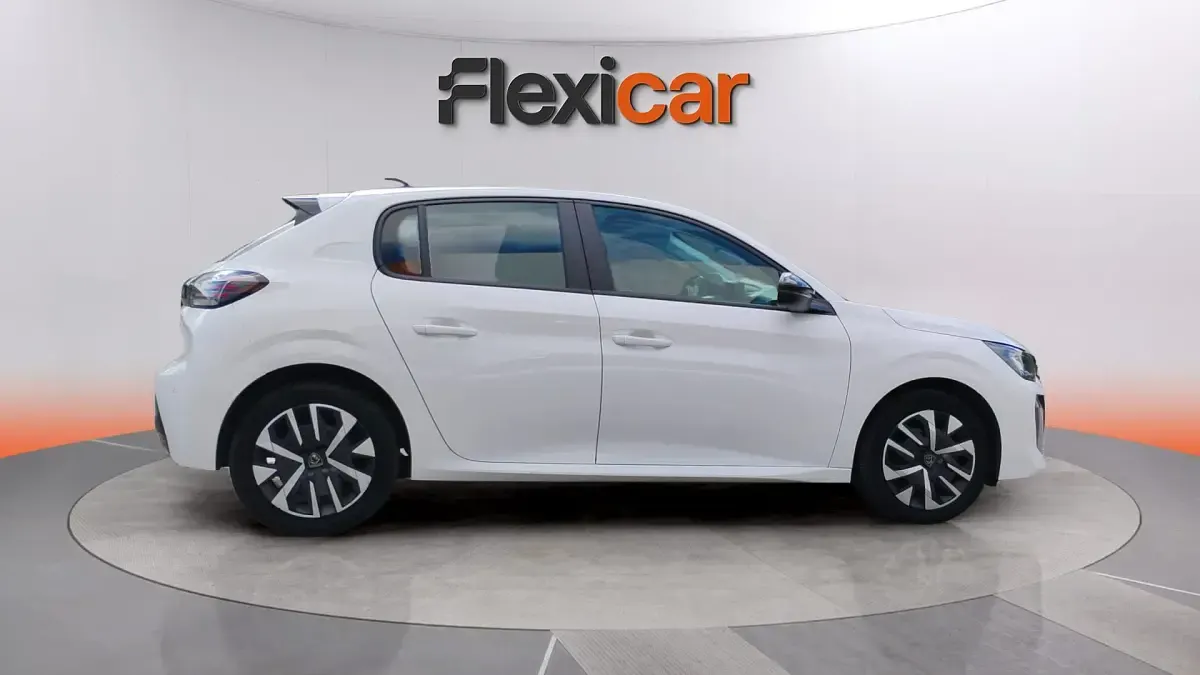 Usado Peugeot 208 Active 102 CV (75 kW) 2024 Blanco Utilitario