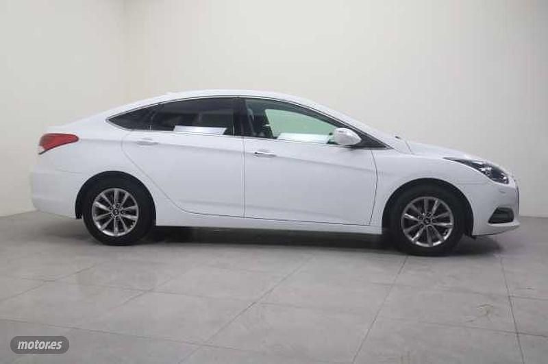 Usado Hyundai i40 141 CV (103 kW) 2017 Blanco Berlina
