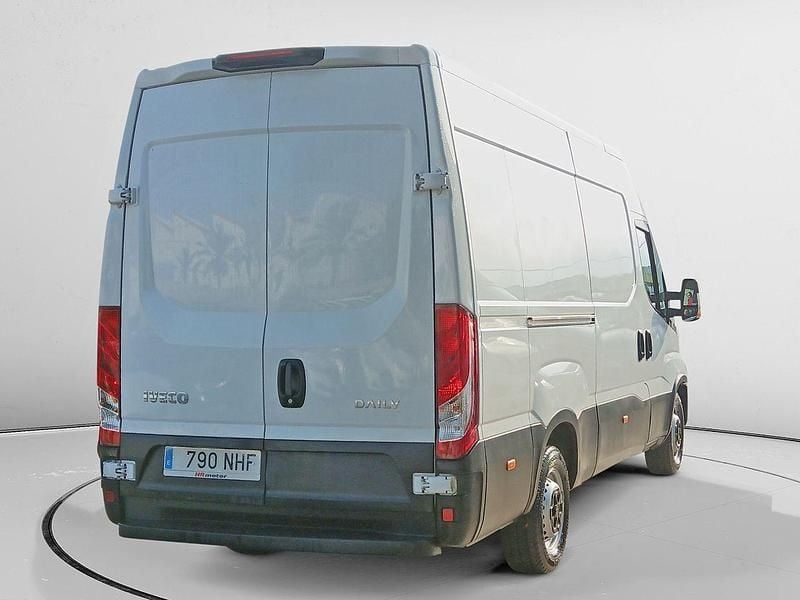 Usado Iveco Daily 137 CV (100 kW) 2022 Blanco Berlina