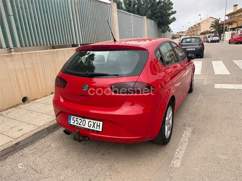 Usado Seat Leon Reference 90 CV (66 kW) 2010 Rojo Berlina