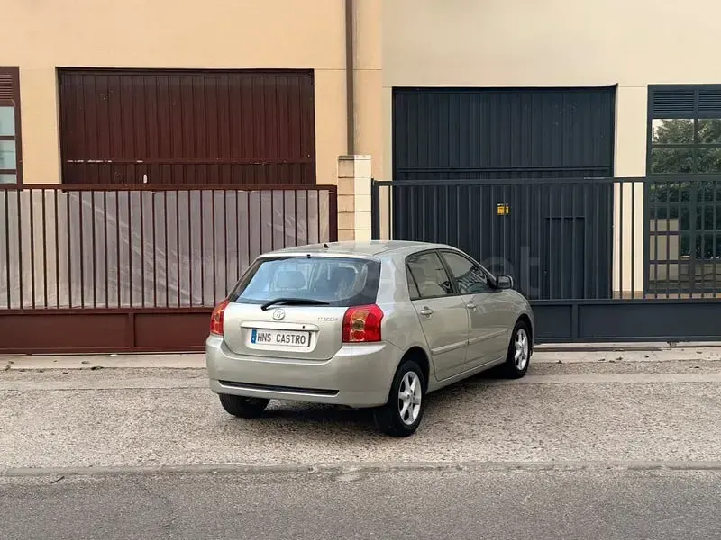 Usado Toyota Corolla Sol 116 CV (85 kW) 2006 Beige Berlina