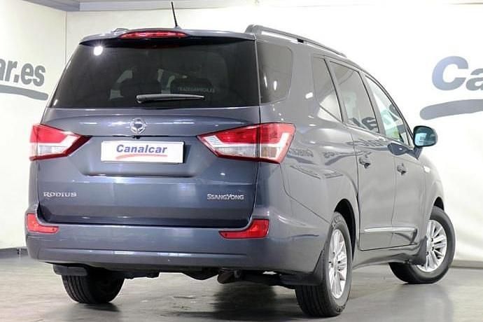 Usado SsangYong Rodius 155 CV (114 kW) 2014 Gris Monovolumen