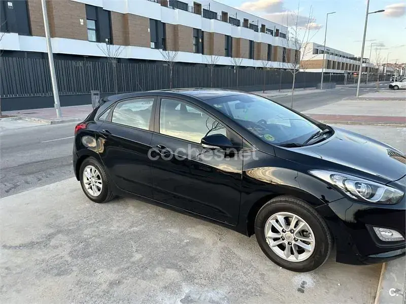 Usado Hyundai i30 90 CV (66 kW) 2014 Negro Berlina