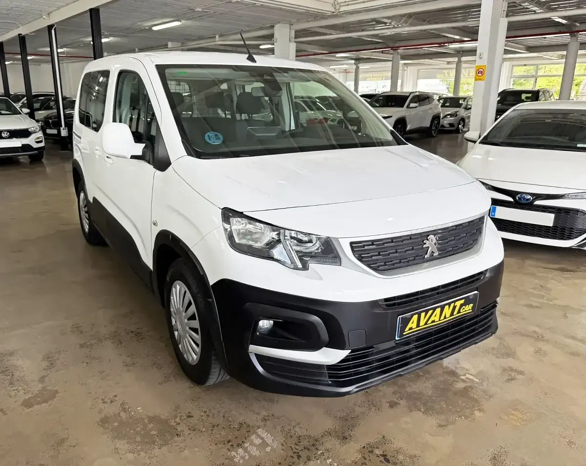 Usado Peugeot Rifter Active 110 CV (80 kW) 2021 Blanco Monovolumen