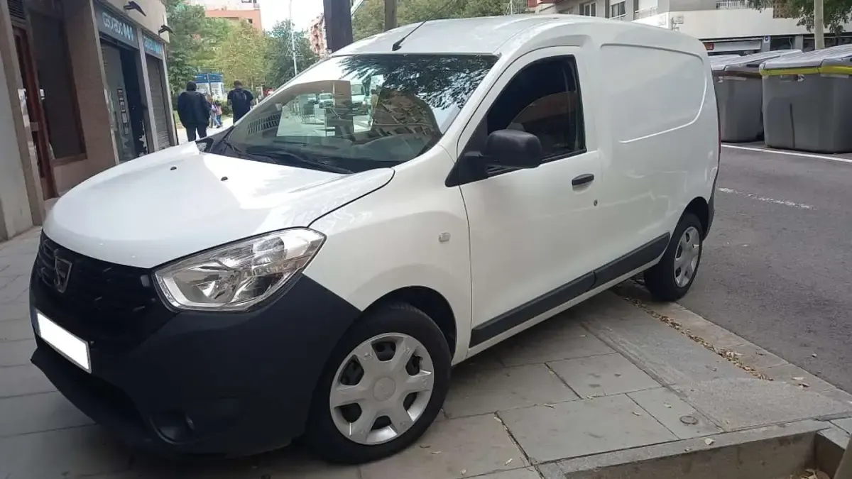 Usado Dacia Dokker Essentiel 102 CV (75 kW) 2019 Blanco Monovolumen