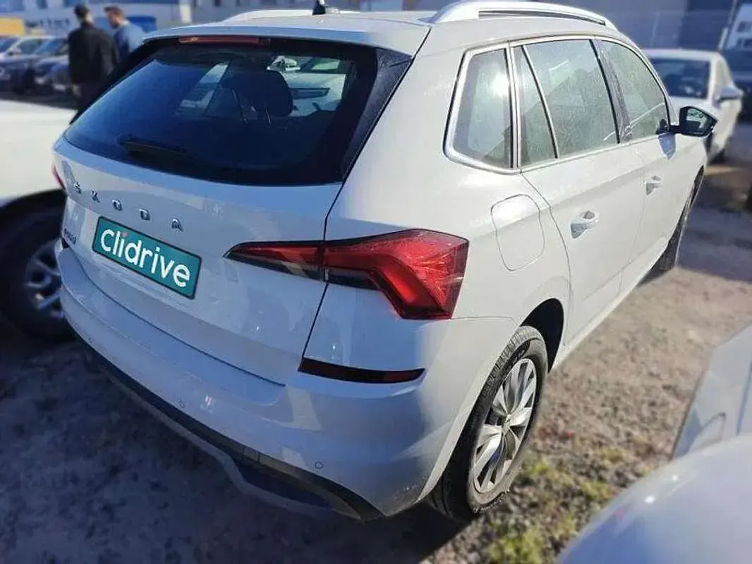 Usado Skoda Kamiq Ambition 110 CV (80 kW) 2021 Blanco SUV