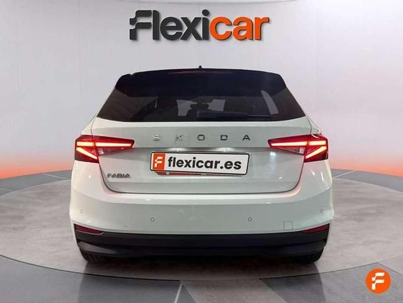 Usado Skoda Fabia Selection 95 CV (69 kW) 2024 Blanco Utilitario