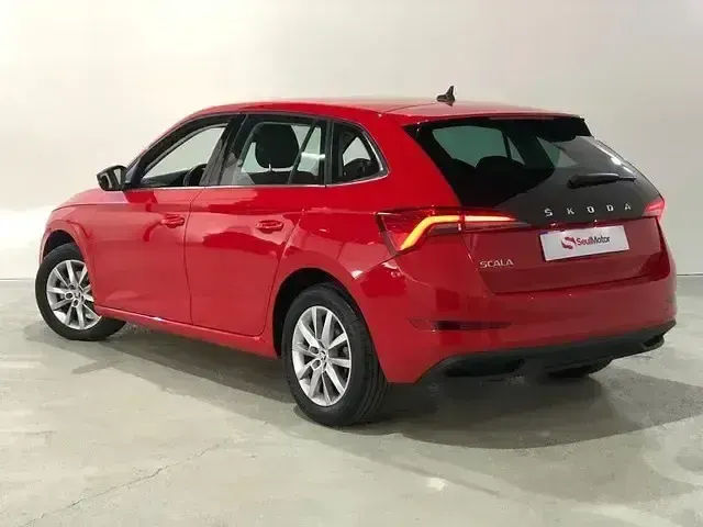 Usado Skoda Scala 110 CV (80 kW) 2022 Rojo Utilitario