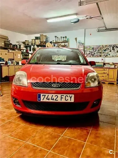 Usado Ford Fiesta 80 CV (58 kW) 2006 Rojo Utilitario